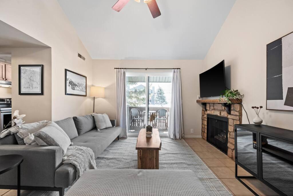 Cozy Top Floor Condo With Mountain Views Парк Сити Екстериор снимка